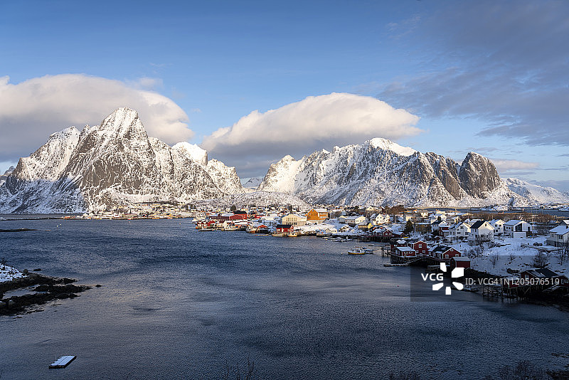 挪威雷讷的日出美景图片素材
