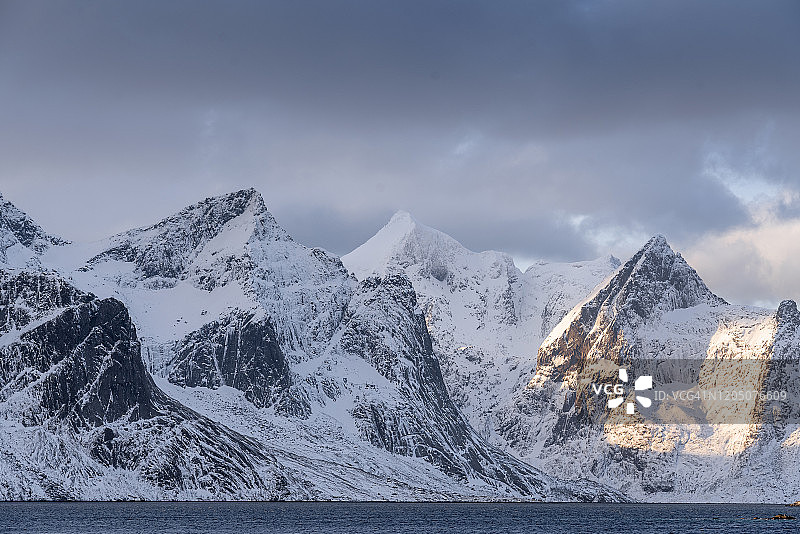 挪威雷讷的日出美景图片素材