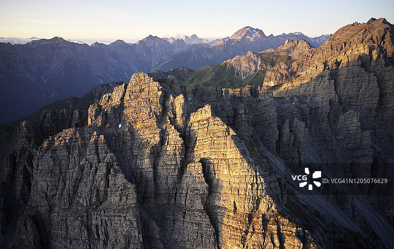 奥地利蒂罗尔州阿克萨梅尔-利祖姆，卡尔克科格尔山的第一缕晨光图片素材