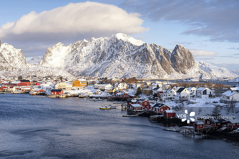挪威雷讷的日出美景图片素材