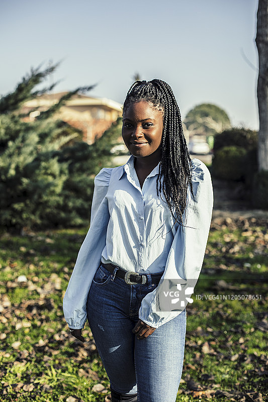 留着黑色辫子的微笑年轻女性肖像图片素材