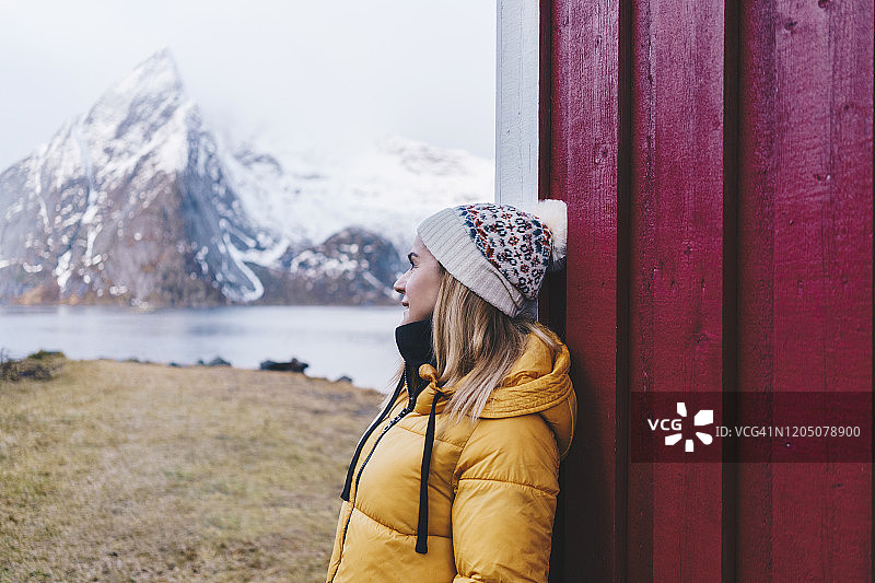 笑容满面的游客在挪威罗弗敦群岛的哈姆诺伊小屋旁休息图片素材