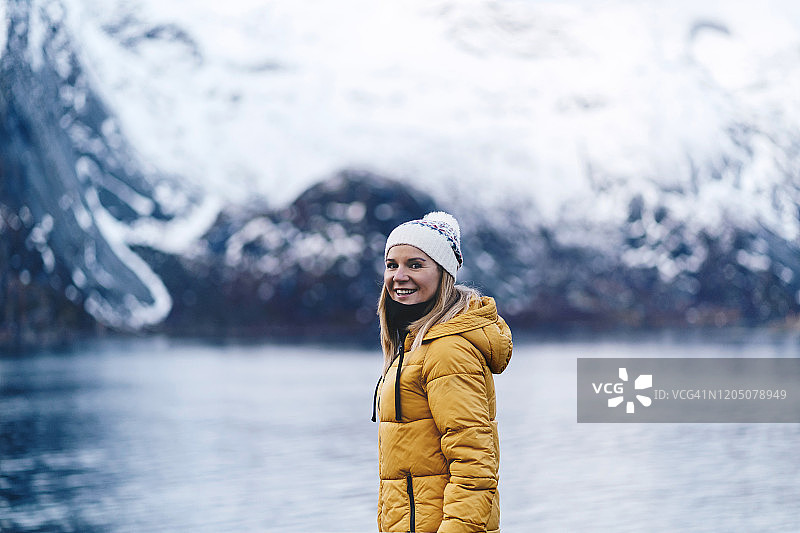 在挪威罗弗敦群岛哈姆诺伊的快乐游客肖像图片素材