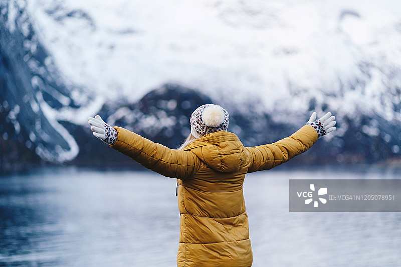 游客在挪威罗弗敦群岛的哈姆诺伊欣赏美景图片素材