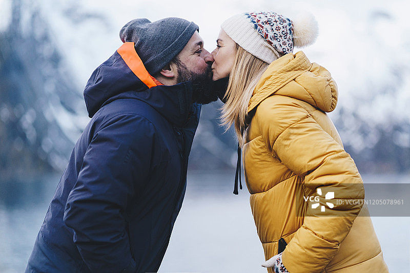 在挪威罗弗敦群岛哈姆诺伊亲吻的游客情侣图片素材