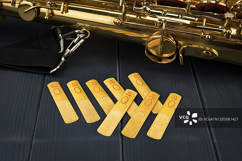 萨克斯管簧片和金色萨克斯管图片素材