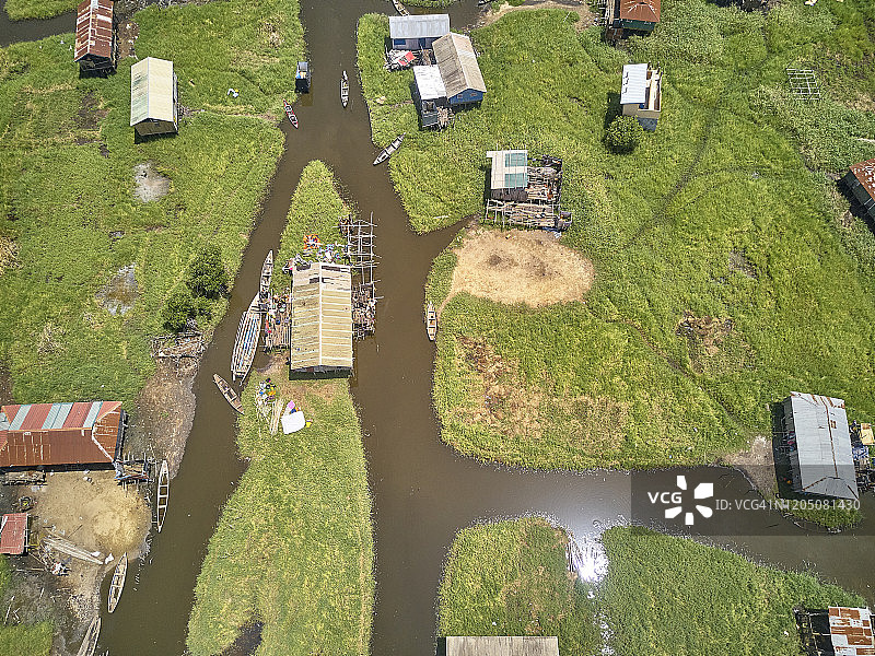 贝宁，冈维埃，诺库埃湖上渔村的鸟瞰图图片素材