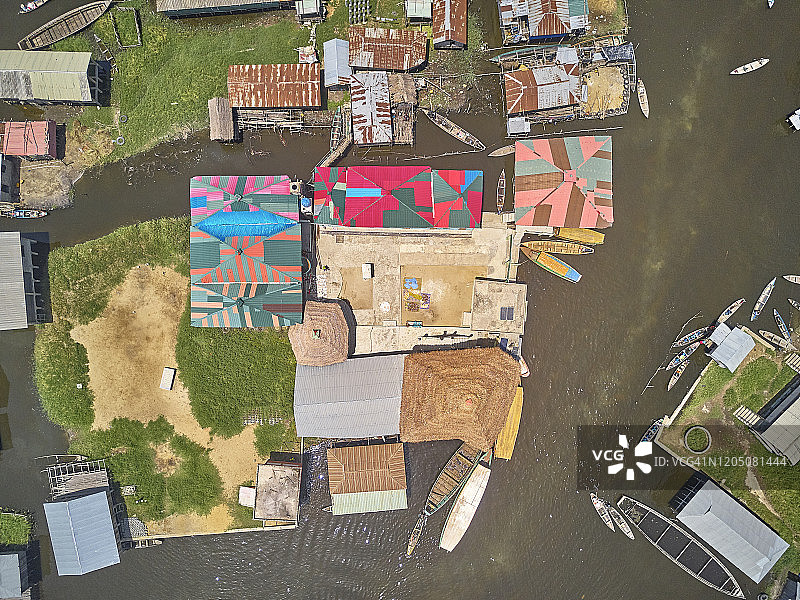 贝宁，冈维埃，诺库埃湖上渔村的鸟瞰图图片素材