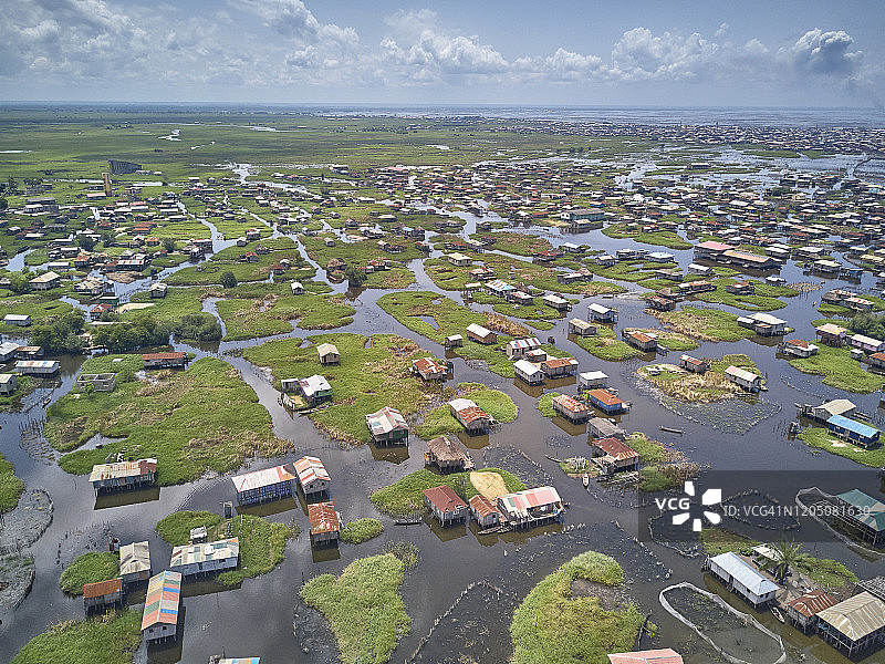 贝宁，冈维埃，诺库埃湖上渔村的鸟瞰图图片素材