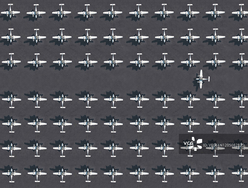 成排飞机的航拍景色图片素材