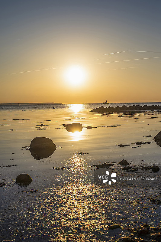 德国梅克伦堡-西波美拉尼亚波埃尔岛蒂门多夫的日落海景图片素材