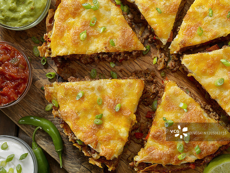 烤牛肉玉米饼馅饼配酸奶油、萨尔萨酱和鳄梨酱图片素材