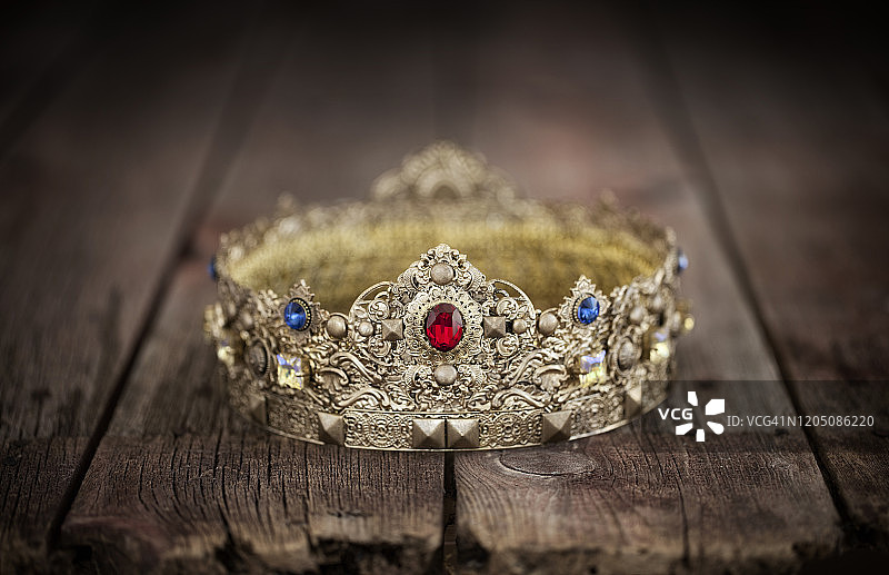 旧木背景上的复活节耶稣金色珠宝皇冠图片素材