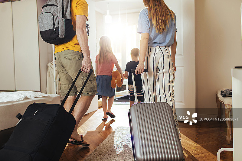 他们不喜欢轻装旅行图片素材