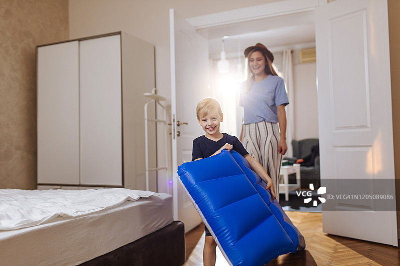 幸福如潮水般涌来图片素材