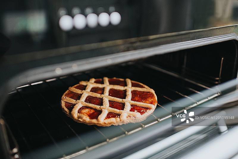 烤箱里的馅饼图片素材
