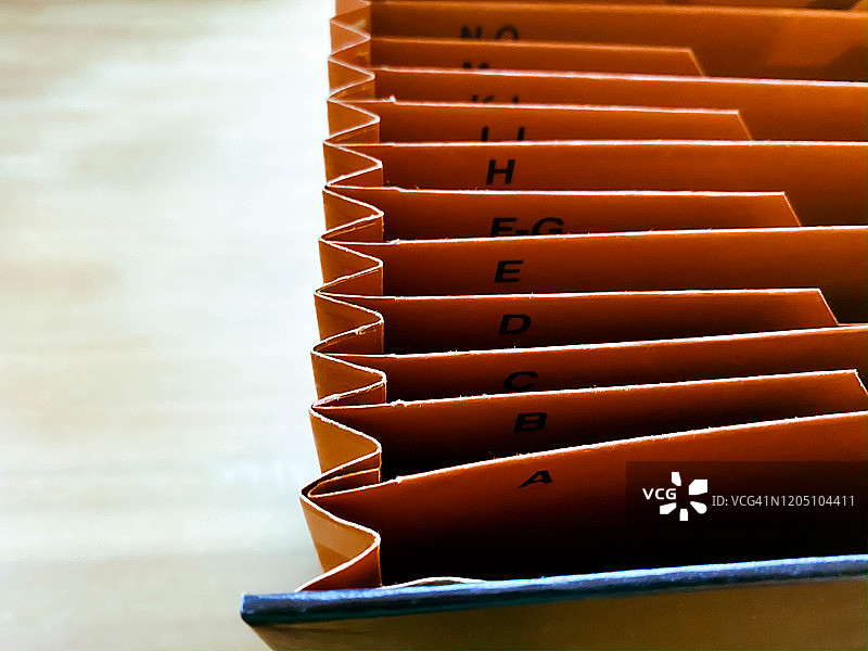 字母排序的手风琴式文件收纳盒特写图片素材