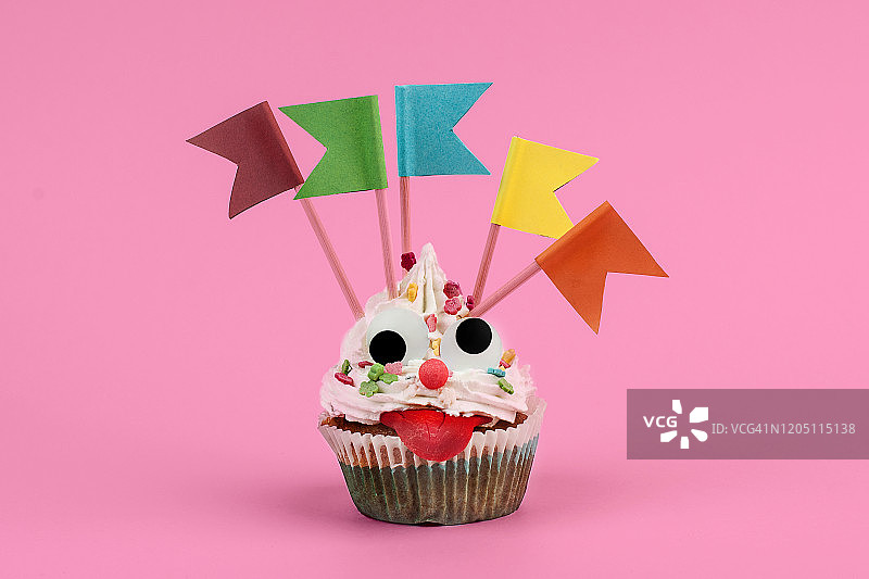 婴儿主题纸杯蛋糕，粉色背景图片素材