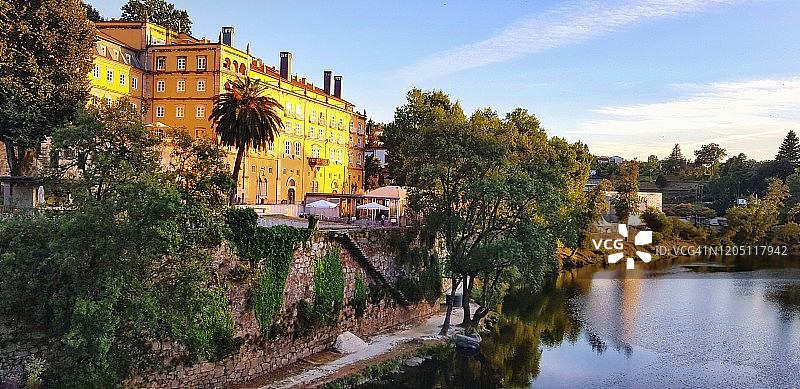 葡萄牙阿马兰特，从圣贡萨洛桥看到的塔梅加河日落图片素材