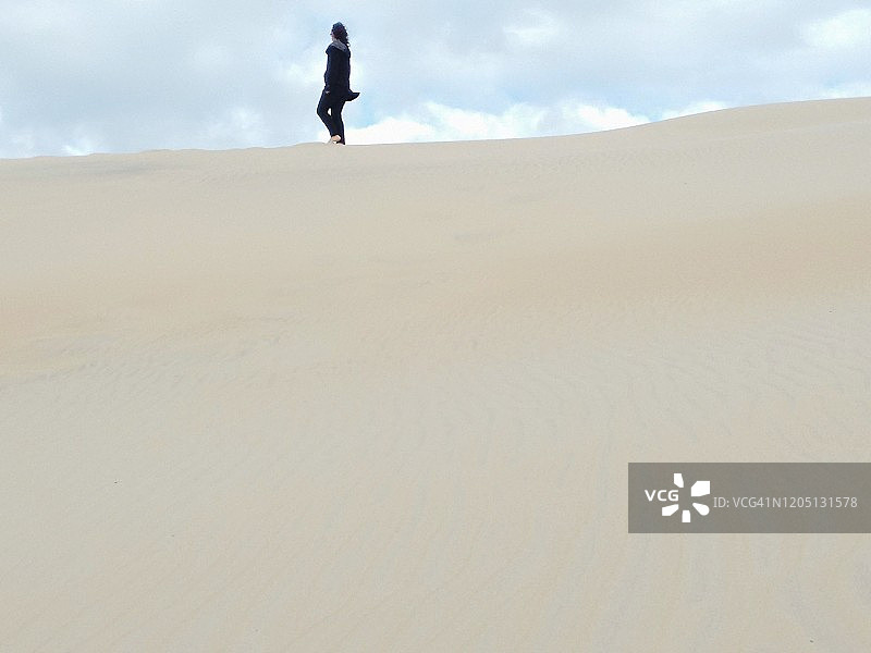 在沙丘上行走图片素材
