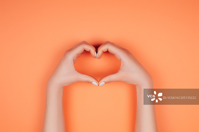 双手共同组成一个心形图片素材