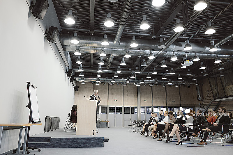 在会议中心开会的商务人士图片素材