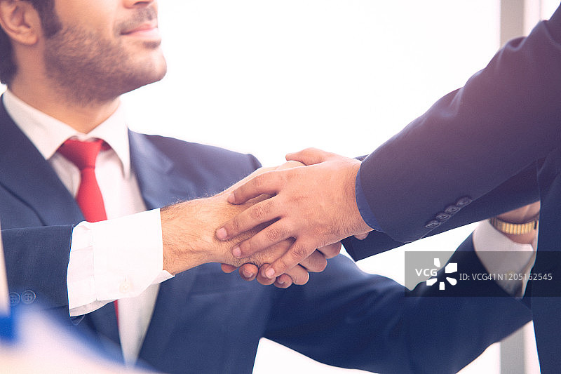 商务人士握手达成合作，创业团队图片素材