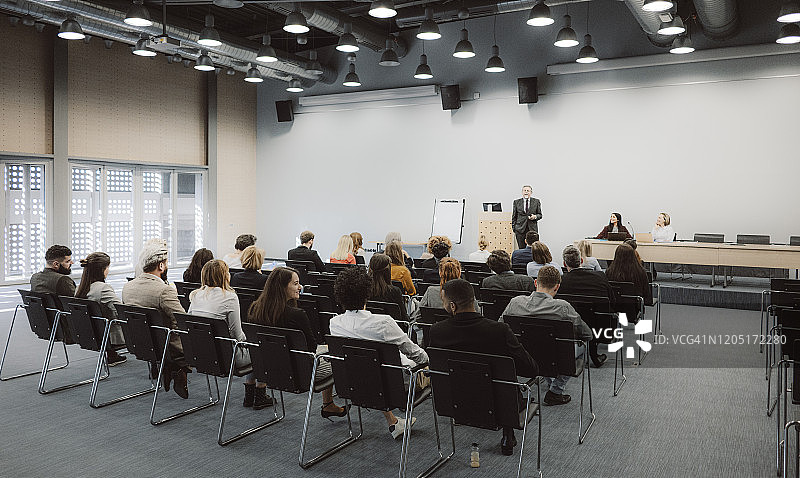 商务人士参加研讨会图片素材