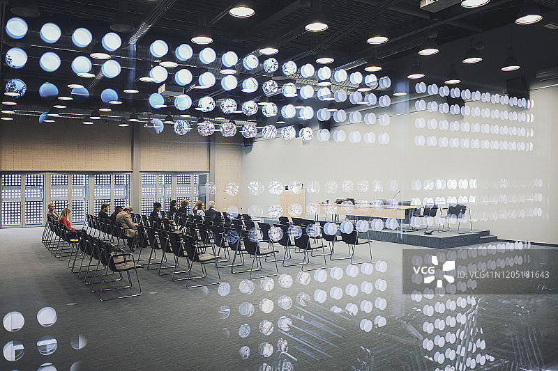 在会议中心开会的商务人士图片素材