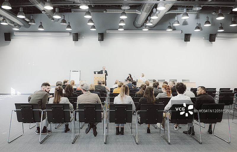 商务人士参加研讨会图片素材