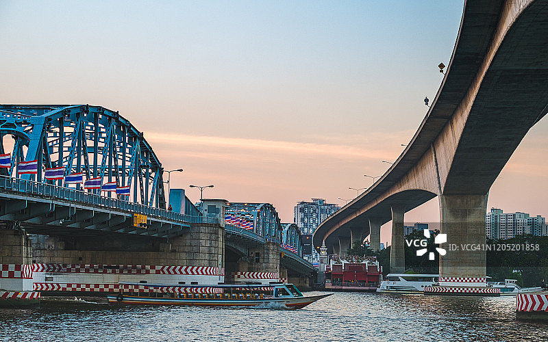 泰国曼谷湄南河上的客船图片素材