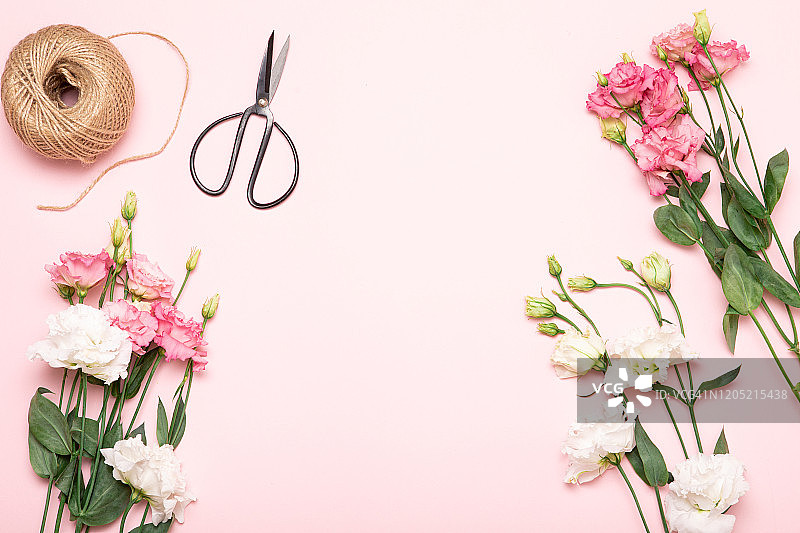 粉色鲜花粉色背景复古平铺图片素材