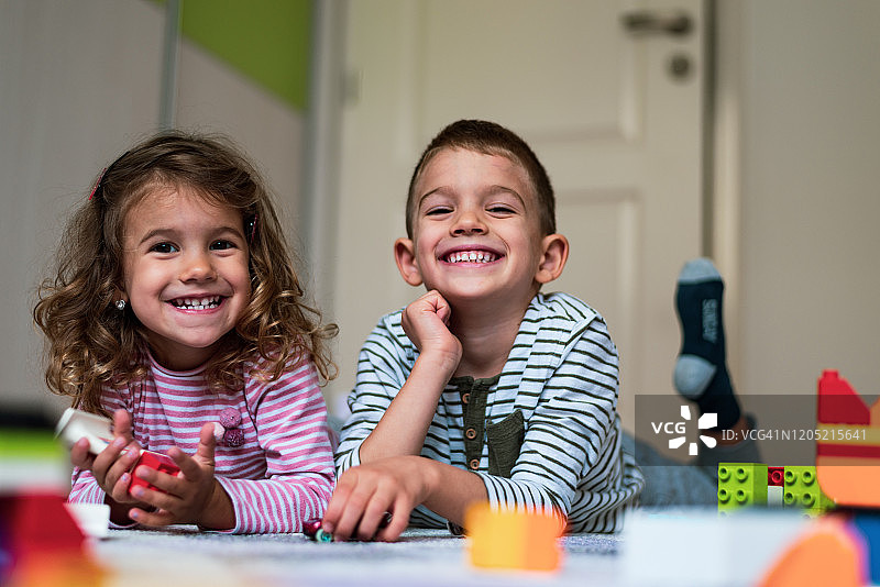 快乐的小朋友玩彩色积木图片素材