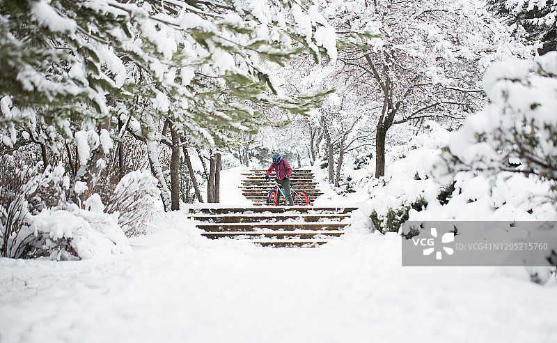 在雪地骑自行车图片素材