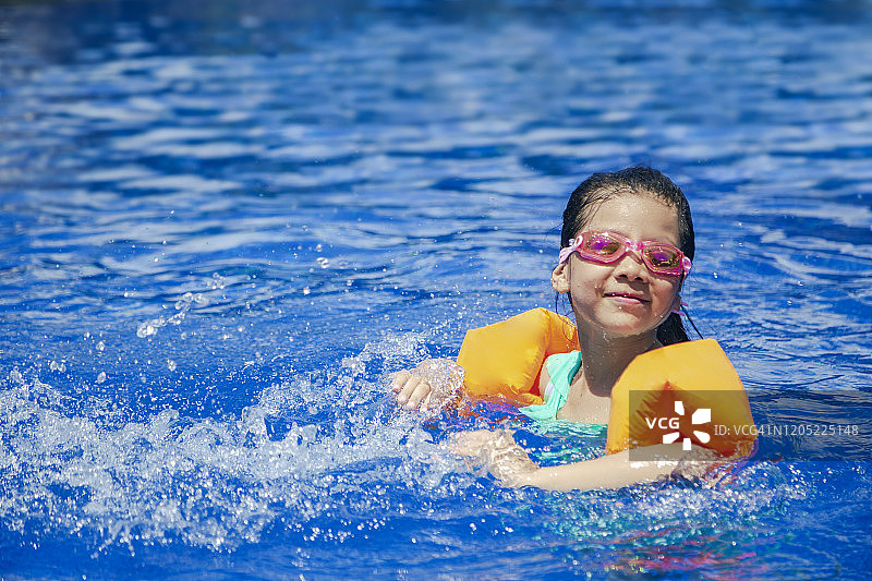 在游泳池里的有趣儿童图片素材