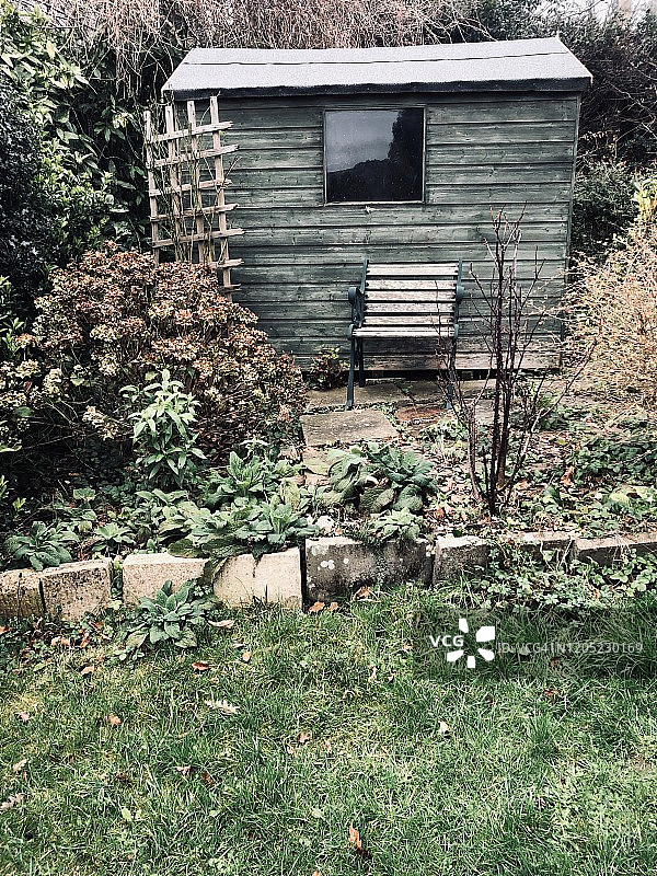 英格兰多塞特郡的带植物的花园棚图片素材