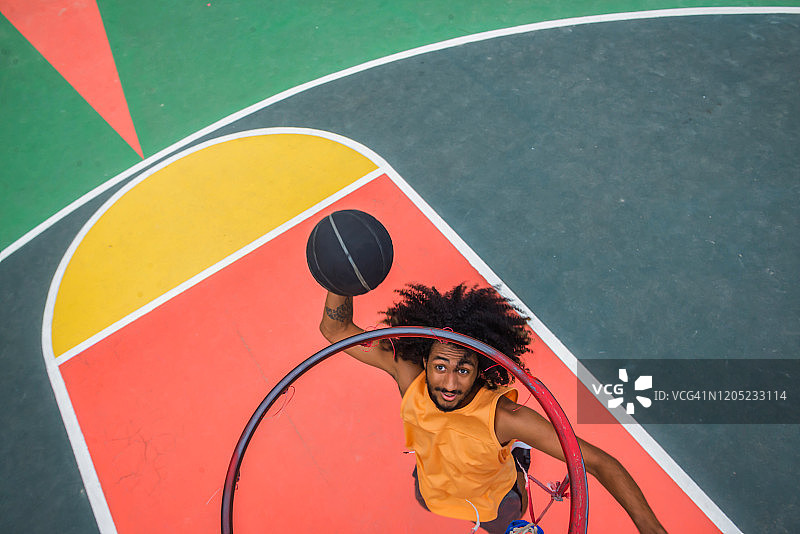 在球场上表演扣篮图片素材