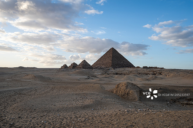 埃及吉萨大金字塔全景图片素材