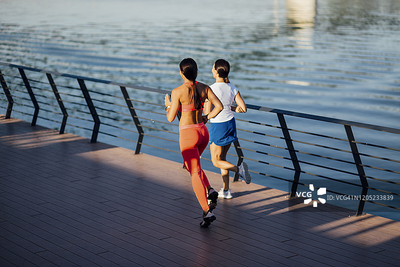 女人在河边慢跑图片素材