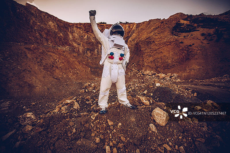 宇航员独自在火星上探索图片素材