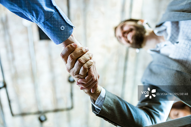 办公室会议上商务人士握手特写图片素材