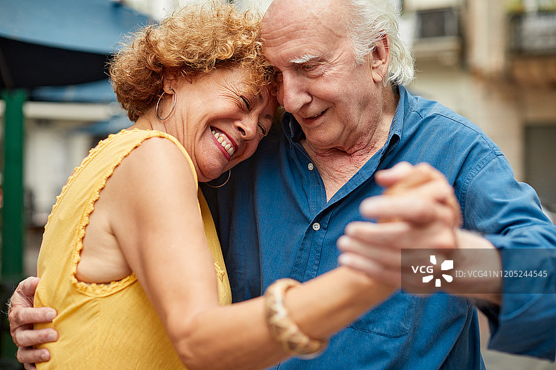 年长夫妇在圣特尔莫街头跳探戈图片素材