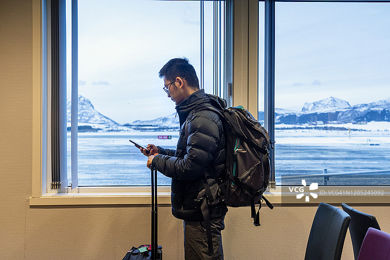 亚洲男人在机场等飞机图片素材