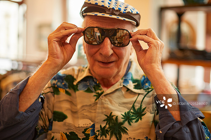 戴着太阳镜的古怪老人图片素材