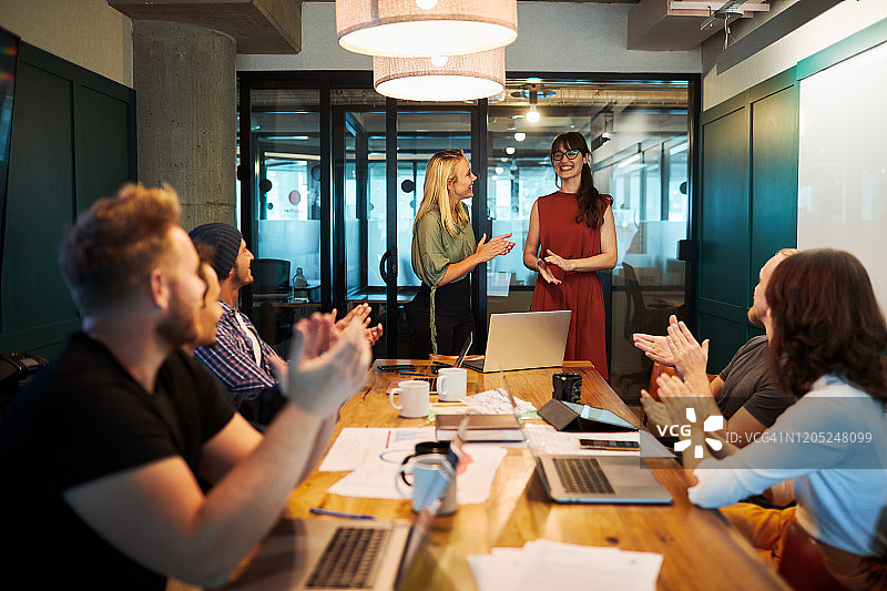 同事演讲后鼓掌欢呼图片素材