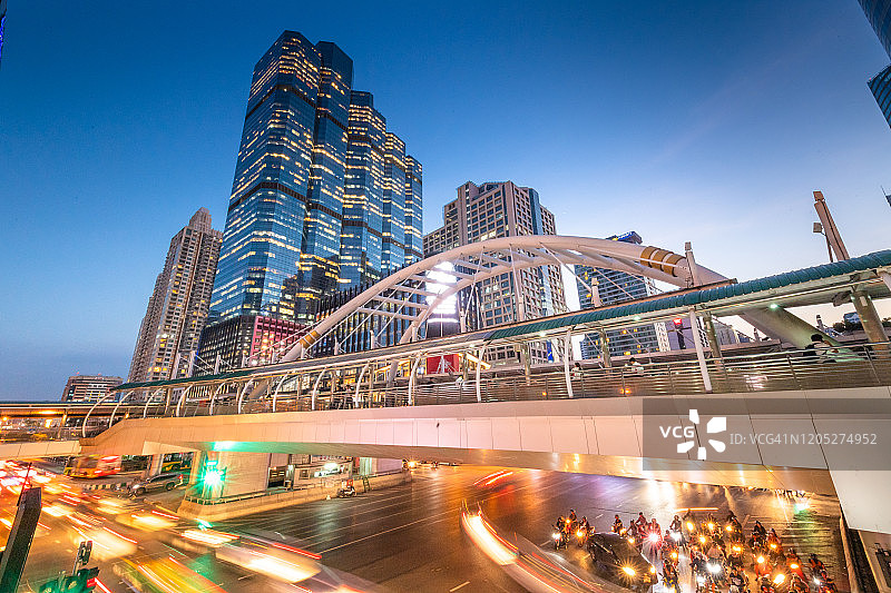 泰国曼谷是隆、沙吞、挽叻商业区高楼林立的黄昏全景图片素材