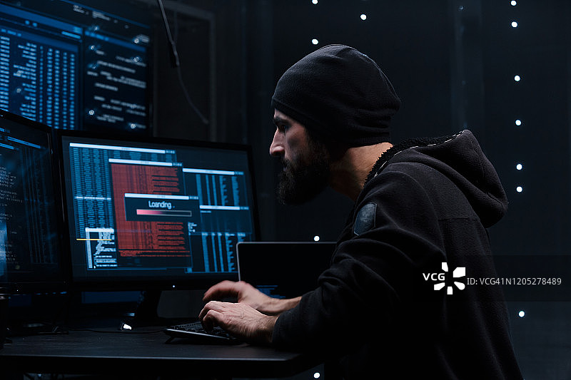 电脑黑客在显示器背景上键盘编程图片素材