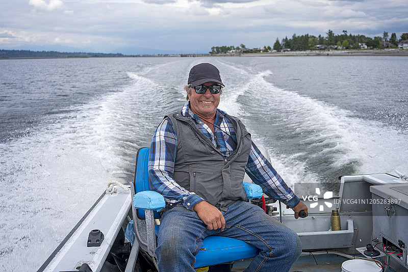 快乐的渔夫在海上图片素材