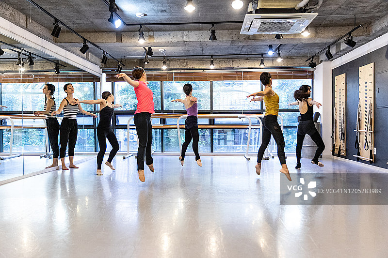 年轻女性芭蕾舞课图片素材