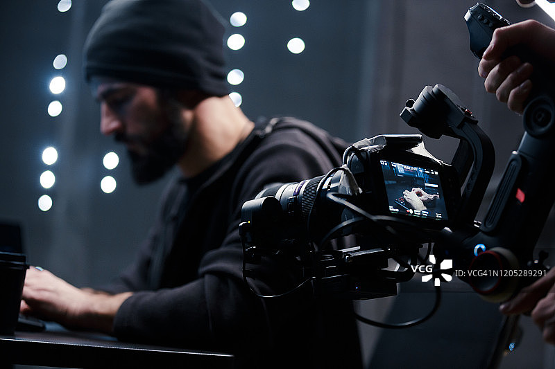 电影拍摄后台：用电影摄影机拍摄黑客图片素材